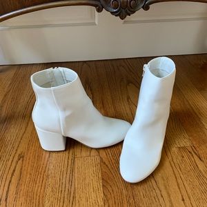 UNWORN mod-inspired white PU ankle boots!